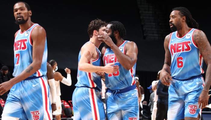 Les joueurs NBA des Brooklyn Nets, Kevin Durant, Joe Harris, James Harden et DeAndre Jordan, lors d'un match face au Orlando Magic