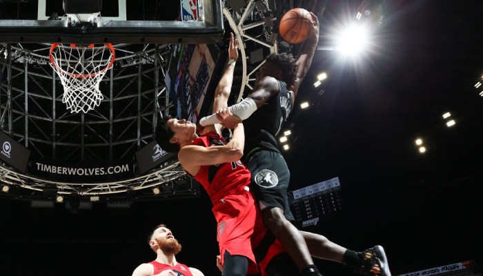 Le rookie des Minnesota Timberwolves, Anthony Edwards, a signé le poster dunk de l'année en NBA sur le joueur des Toronto Raptors, Yuta Watanabe