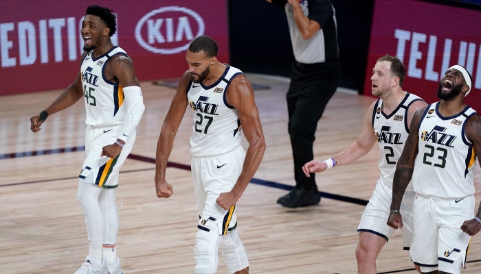 Les joueurs du Utah Jazz, Donovan Mitchell, Rudy Gobert, Joe Ingles et Royce O'Neal célèbrent un panier lors d'un match NBA face aux Denver Nuggets