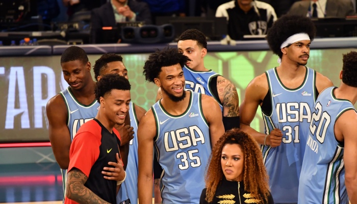 Les jeunes talents Jaren Jackson Jr., John Collins, Marvin Bagley III et Jarrett Allen, tout sourire lors du Rising Stars Challenge NBA 2019