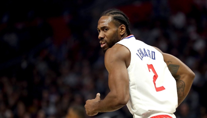 La superstar NBA des Los Angeles Clippers, Kawhi Leonard, montre un visage incrédule