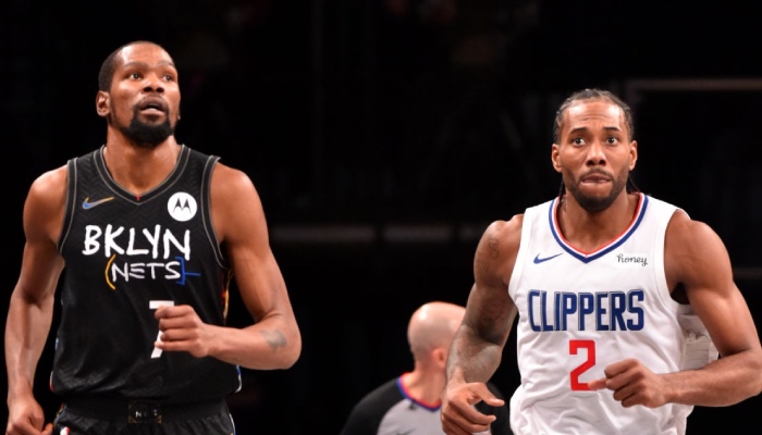 Les superstars NBA Kevin Durant et Kawhi Leonard lors d'une rencontre entre les Brooklyn Nets et le Los Angeles Clippers