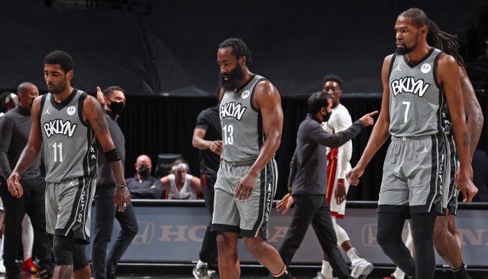 Les 3 superstars NBA des Brooklyn Nets, Kyrie Irving, James Harden et Kevin Durant, s'avancent la tête basse vers leur banc lors d'un match face au Miami Heat