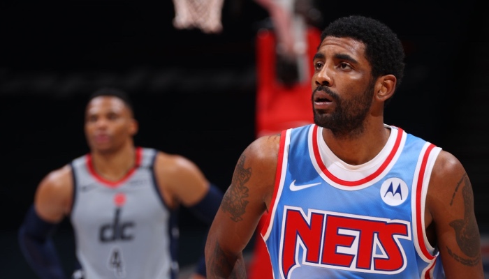 Le meneur star des Brooklyn Nets, Kyrie Irving, abasourdi devant son adversaire des Washington Wizards, Russell Westbrook, lors d'un match NBA opposant les deux équipes