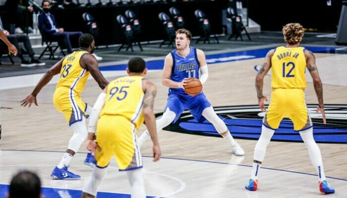 Luka Doncic encerclé par les Warriors