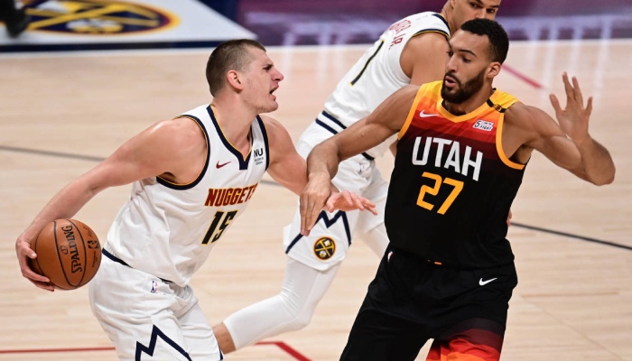 Les deux intérieurs stars NBA, Nikola Jokic et Rudy Gobert, se confrontent lors d'un match entre les Denver Nuggets et le Utah Jazz
