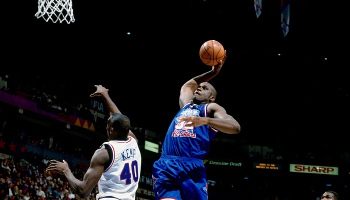 La légende NBA Shaquille O'neal tente un dunk devant Shawn Kemp lors du All-Star Game 1994