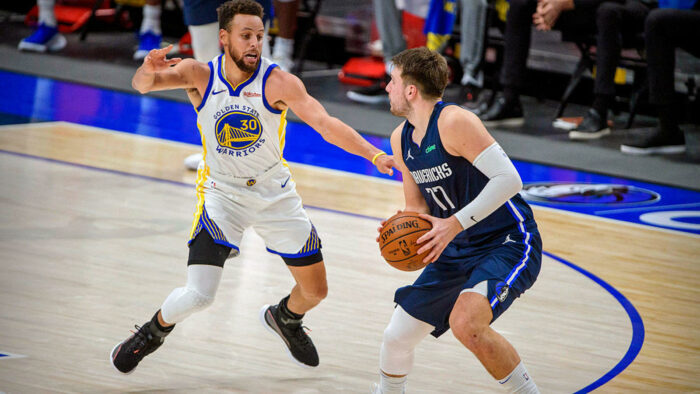 Stephen Curry et Luka Doncic lors de Warriors vs Mavericks