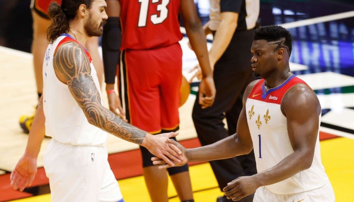 Les deux intérieurs NBA des New Orleans Pelicans, Steven Adams et Zion Williamson, se tapent dans la main lors d'un match face au Miami Heat