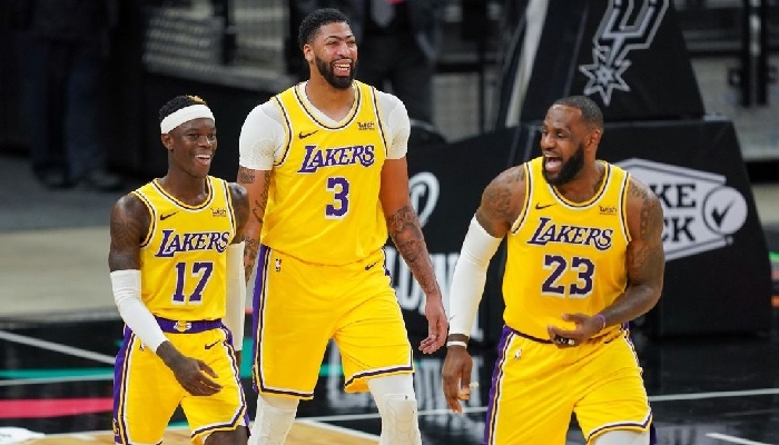 Anthony Davis, LeBron James, Dennis Schroder tout sourire chez les Lakers