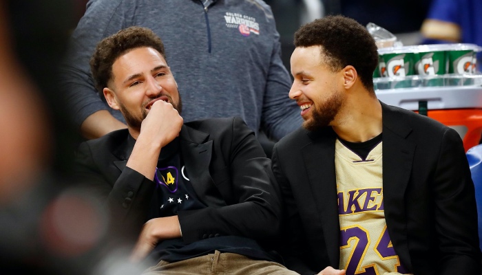 Stephen Curry et Klay Thompson hilares sur le banc des Warriors NBA