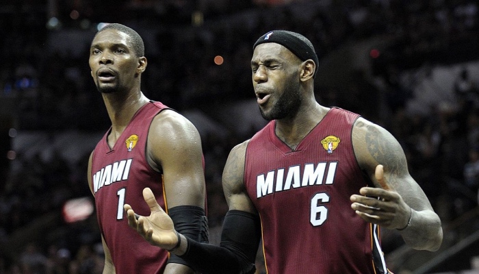 Les deux légendes NBA, Chris Bosh et LeBron James, incrédules lors d'un match du Miami Heat