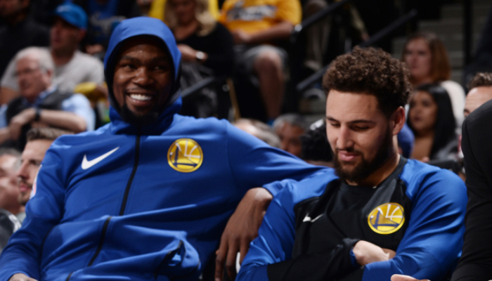 Les superstars NBA Kevin Durant et Klay Thompson tout sourire sous les couleurs des Golden State Warriors