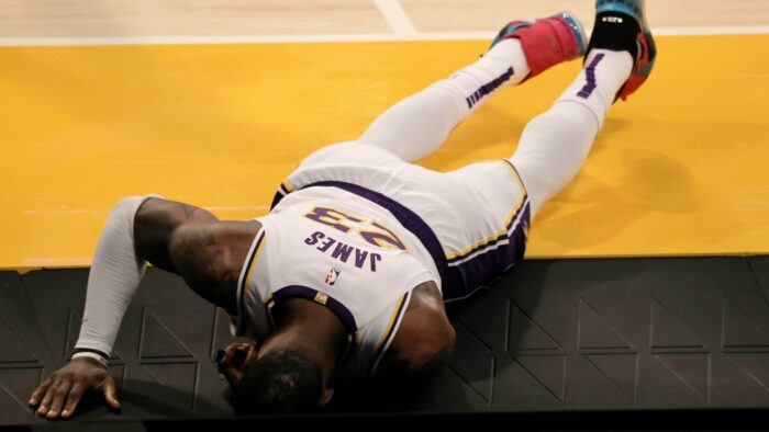 LeBron James blessé avec les Lakers