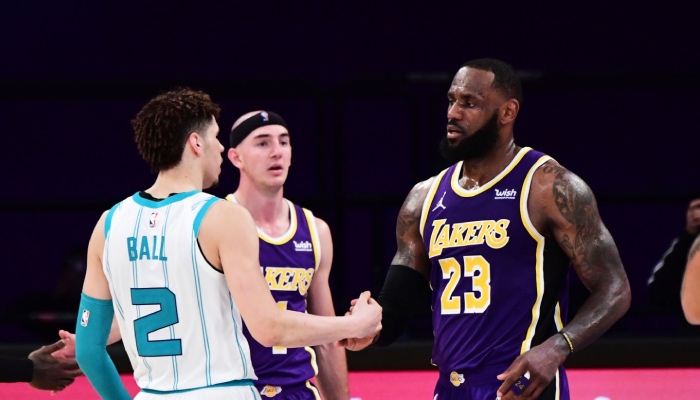 La superstar NBA des Los Angeles Lakers, LeBron James, salue le rookie des Charlotte Hornets, LaMelo Ball, après son premier match face à lui