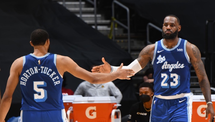 La superstar NBA des Los Angeles Lakers, LeBron James, tape dans la main de son jeune coéquipier, Talen Horton-Tucker, lors d'un match face aux Denver Nuggets