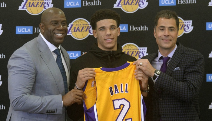 Le meneur NBA des New Orleans Pelicans, Lonzo Ball, pose avec Magic Johnson et Rob Pelinka suite à sa Draft par les Los Angeles Lakers