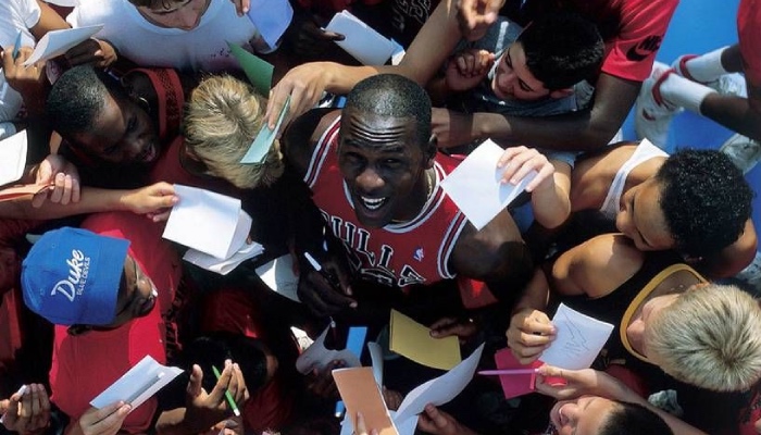 La légende NBA des Chicago Bulls, Michael Jordan, assailli par des fans lui demandant un autographe