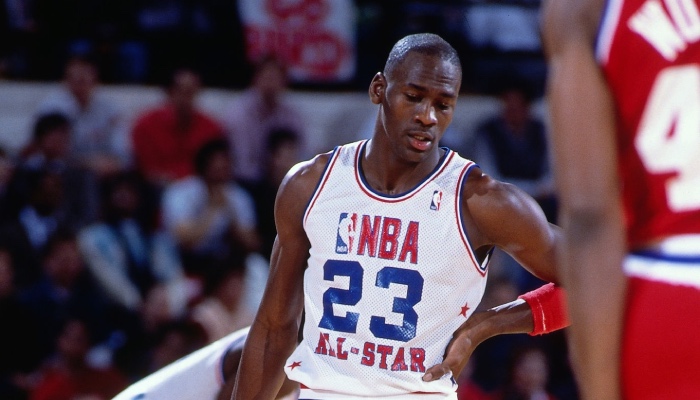 La légende NBA des Chicago Bulls, Michael Jordan, tête baissée lors du All-Star Game 1988