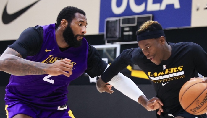 Le pivot NBA des Los Angeles Lakers, Andre Drummond, en duel avec Dennis Schröder lors d'une séance d'entrainement