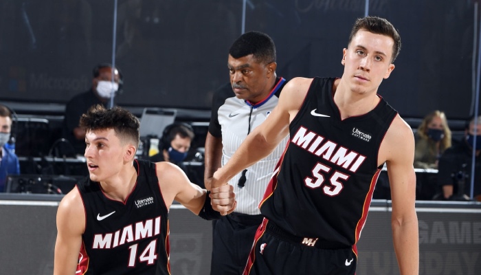 Les deux jeunes shooteurs du Miami Heat, Tyler Herro et Duncan Robinson, lors d'un match de Finales NBA face aux Los Angeles Lakers