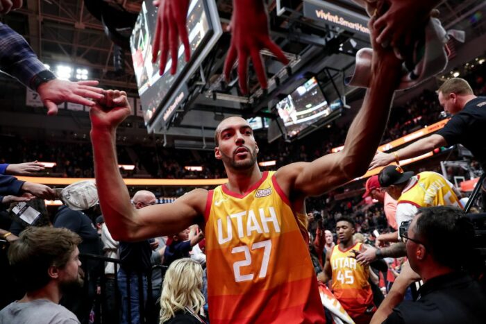 Rudy Gobert au milieu des fans du Jazz