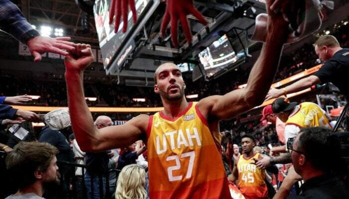 Rudy Gobert au milieu des fans du Jazz