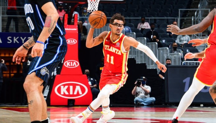 Trae Young a sorti un nouveau style avec des lunettes lors de la rencontre entre les Hawks et le Magic