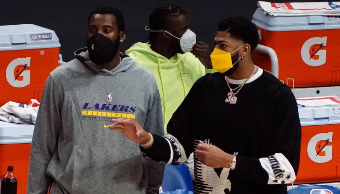 Les deux intérieurs stars des Los Angeles Lakers, Andre Drummond et Anthony Davis, en pleine discussion sur le banc de leur franchise