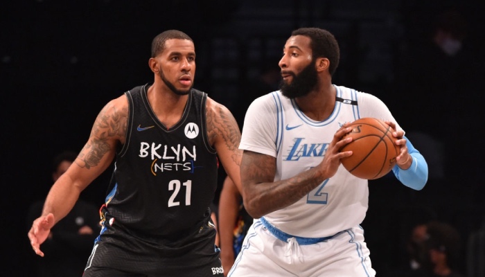 Le pivot star NBA des Los Angeles Lakers, Andre Drummond, ici en duel avec l'intérieur des Brooklyn Nets, LaMarcus Aldridge