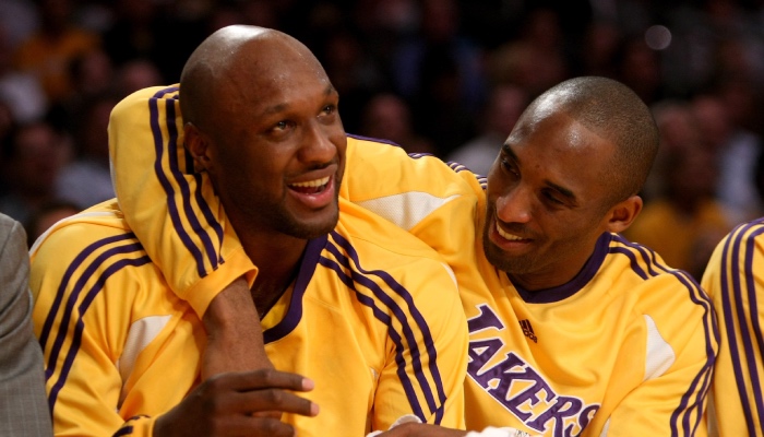 Les deux anciens joueurs NBA des Los Angeles Lakers, Lamar Odom et Kobe Bryant, s'étreignent sur le banc de leur franchise