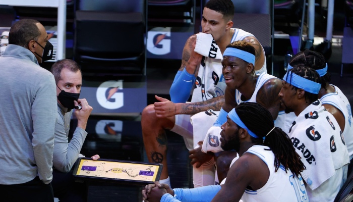 Les joueurs NBA des Los Angeles Lakers, Kyle Kuzma, Dennis Schröder, Kentavious Caldwell-Pope et Montrezl Harrell, écoutent leur entraineur, Frank Vogel, durant un temps-mort