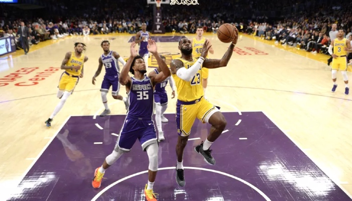 Le jeune intérieur NBA des Sacramento Kings, Marvin Bagley III, tente de contrer LeBron James lors d'un match face aux Los Angeles Lakers