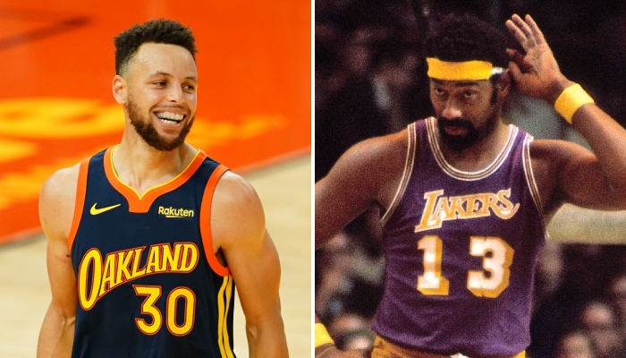 Le meneur star des Golden State Warriors, Stephen Curry, tout sourire aux côtés de la légende NBA, Wilt Chamberlain, sous le maillot des Los Angeles Lakers