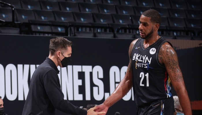 Le coach NBA des Brooklyn Nets, Steve Nash, tape dans la main de son joueur, LaMarcus Aldridge, qui vient d'annoncer son départ en retraite