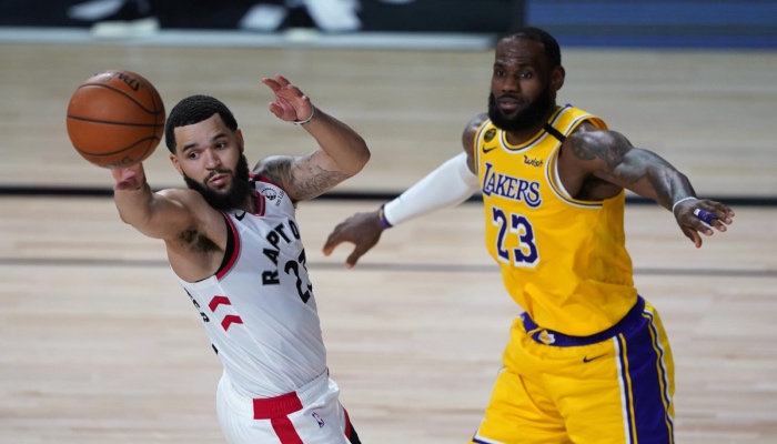 Fred VanVleet des Raptors face à LeBron James dans la bulle NBA