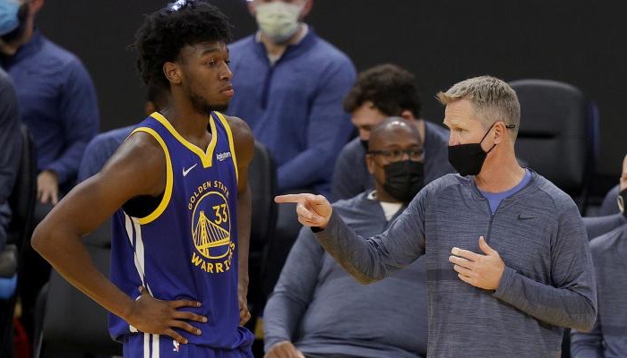 James Wiseman et Steve Kerr sur le banc des Warriors