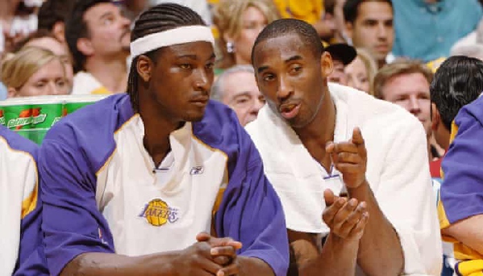 Kwame Brown et Kobe Bryant sur le banc des Lakers