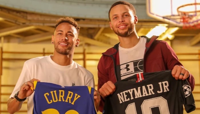 Neymar et Stephen Curry avec les maillots du PSG et des Warriors