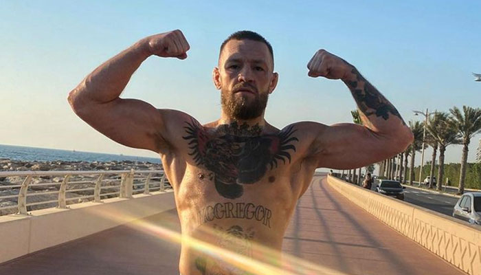 Conor McGregor monstre ses muscles