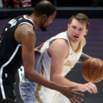 NBA – Kevin Durant à genoux devant Luka Doncic