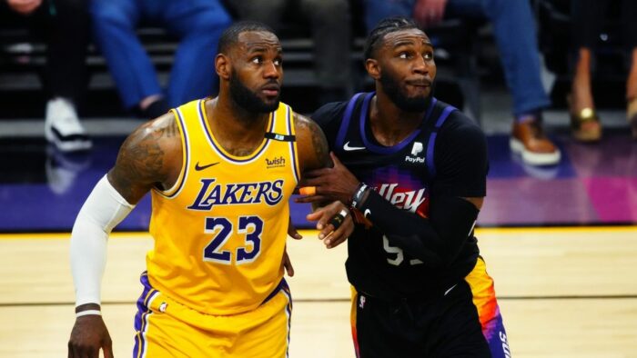 LeBron James et Jae Crowder durant un match entre Suns et Lakers