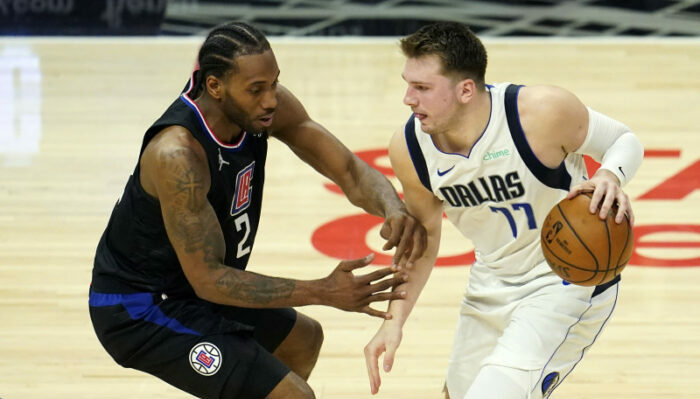 Luka Doncic et Kawhi Leonard pendant Mavs vs Clippers