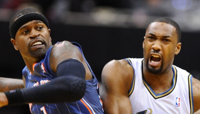 L'ancien joueur NBA des Charlotte Bobcats, Stephen Jackson tente de défendre sur l'ancienne star des Washington Wizards, Gilbert Arenas