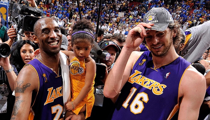 La légende NBA des Los Angeles Lakers, Kobe Bryant, porte sa fille, Gianna Bryant, dans ses bras, aux côtés de Pau Gasol lors du titre de champion de 2010
