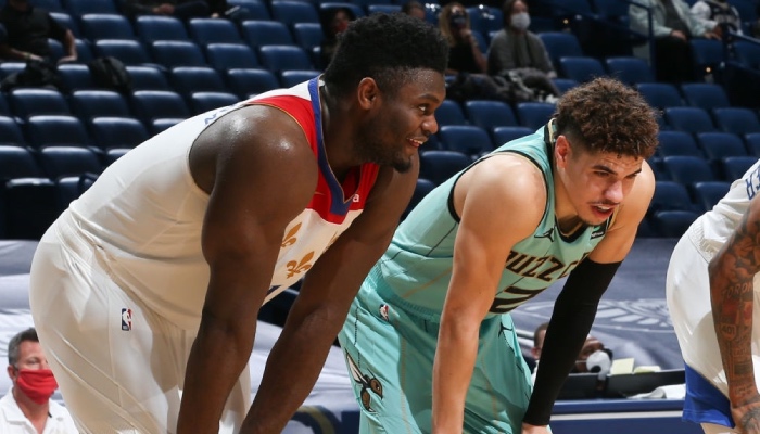 L'intérieur star des New Orleans Pelicans, Zion Williamson, discute avec le rookie des Charlotte Hornets, LaMelo Ball, en plein match NBA