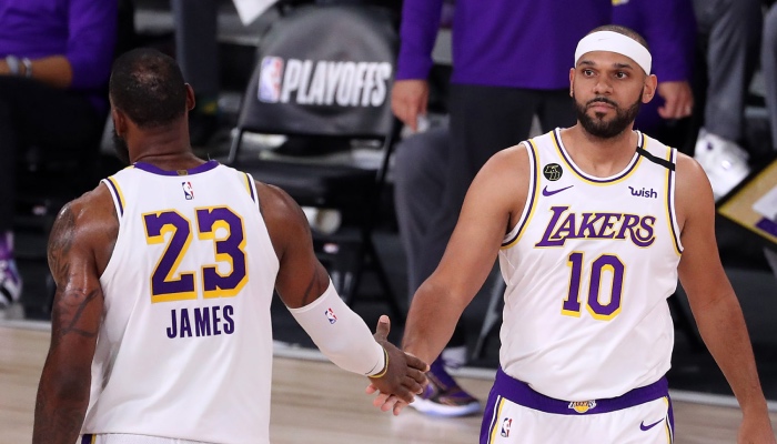 L'ailier vétéran NBA des Los Angeles Lakers, Jared Dudley, tape dans la main de son coéquipier star, LeBron James, durant les playoffs 2020