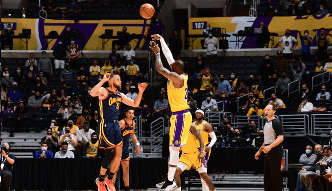 La superstar NBA des Los Angeles Lakers, LeBron James, prend un tir devant le meneur star des Golden State Warriors, Stephen Curry