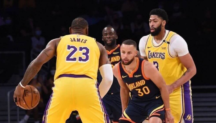 Les stars NBA LeBron James, Draymond Green, Stephen Curry et Anthony Davis lors du match de play-in NBA opposant les Los Angeles Lakers aux Golden State Warriors