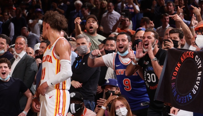 Le jeune meneur star des Atlanta Hawks, Trae Young, debout devant le public du Madison Square Garden en fusion, lors du match 2 entre son équipe et les New York Knicks, à l'occasion des playoffs 2021